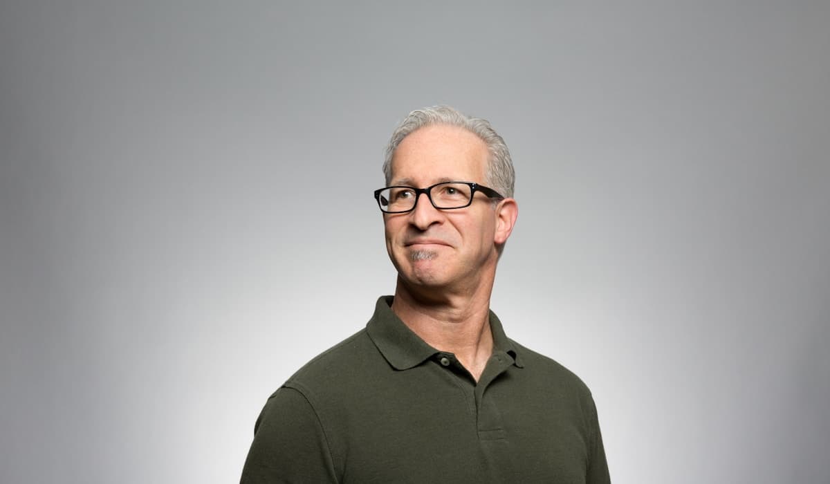 Night out atmosphere with vibrant lights for a bachelorette celebration